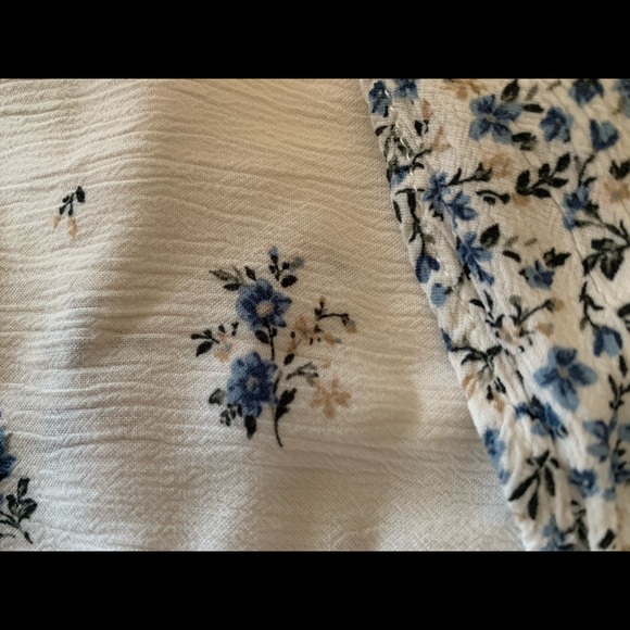 American Eagle tank top with blue flower details - Picture 2 of 2